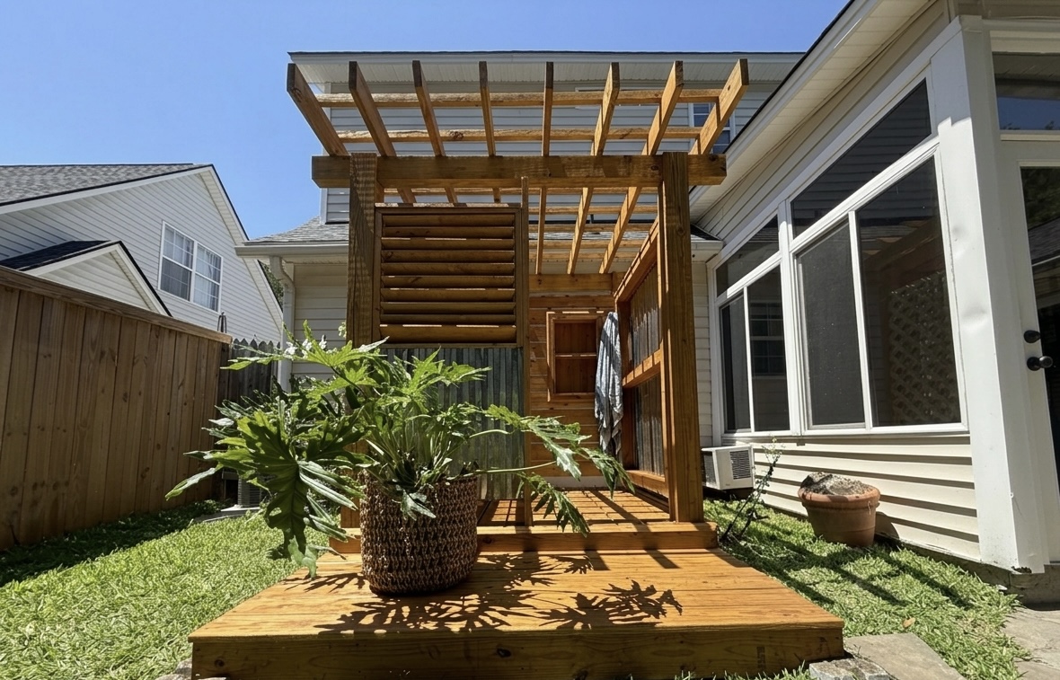 Gazebo cubby